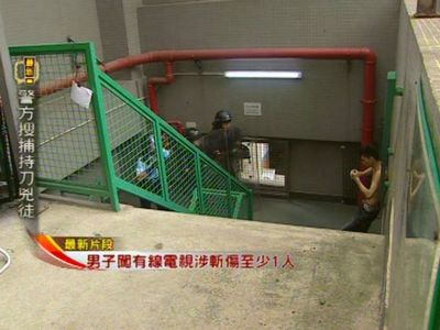 持刀男子与警员对峙（来源：香港电台网站）
