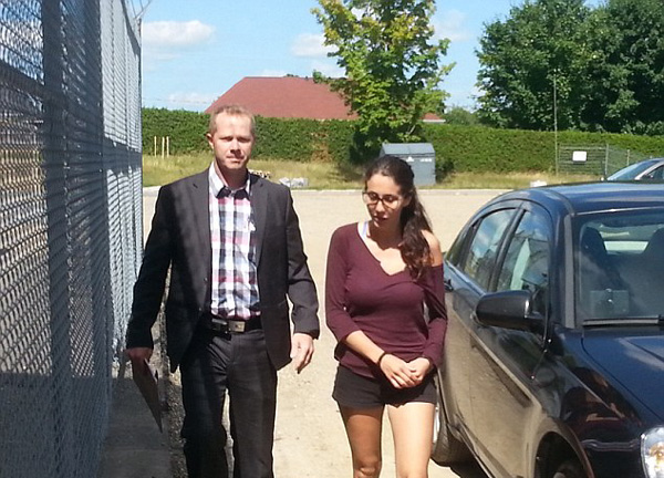 图为鲍德温与其律师,她将于11月17日出庭受审。(网页截图)