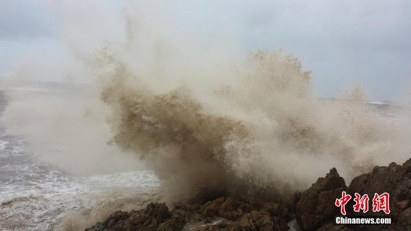 台风凤凰登陆浙江 狂风掀起巨浪|风力|气压