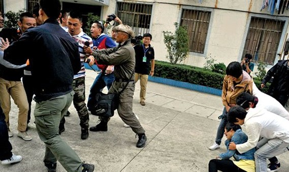 闹事人员与售楼部人员发生冲突。