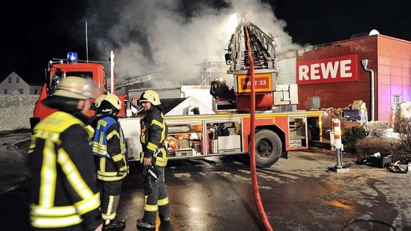 图为被卡门焚毁的超市，损失高达30万欧元。