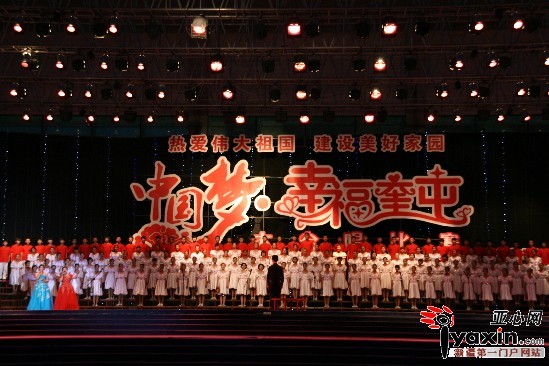 奎屯市第七中学举行的红歌大合唱比赛现场。