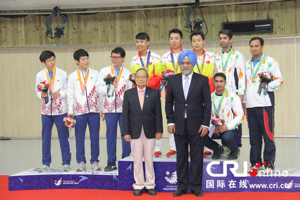 团体赛奖牌得主合影