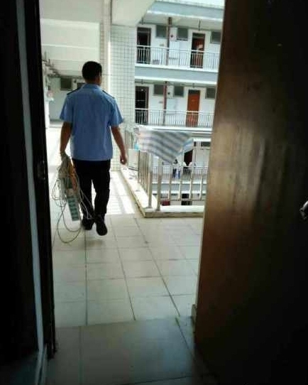 男保安闯女生宿舍没收排插后离去。（报料人提供）