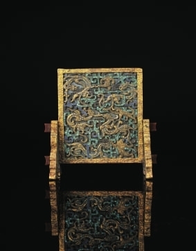 ▲汉代白玉错金银螭龙纹抱金插屏