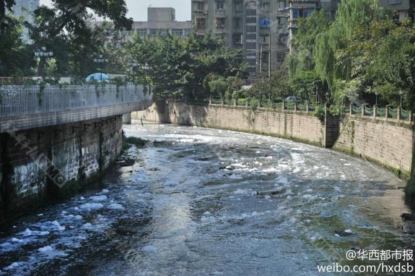 成都市区摸底河遭白色不明泡沫污染