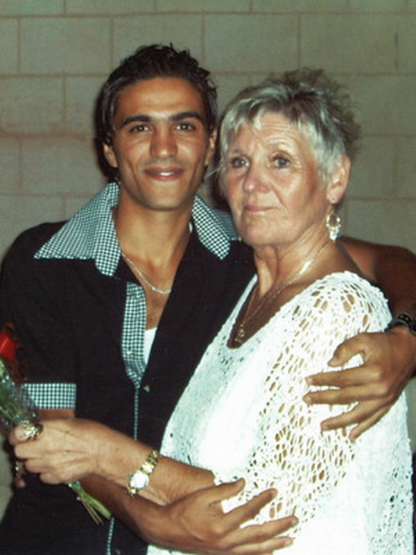 　　拉法申请英国签证遭拒，西姆斯表示离婚后仍不后悔与拉法相恋（网页截图）