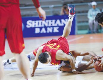 男篮首战轻取哈萨克斯坦|中国队|王哲林