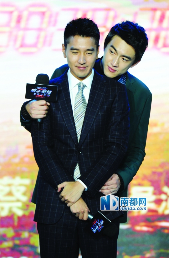 发布会上，小新强抱又廷。