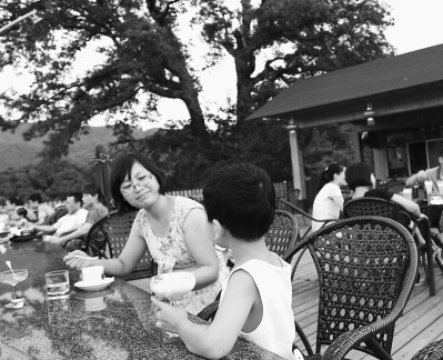 游客在咖啡观光园品尝咖啡。本报记者　陈梦婕　摄