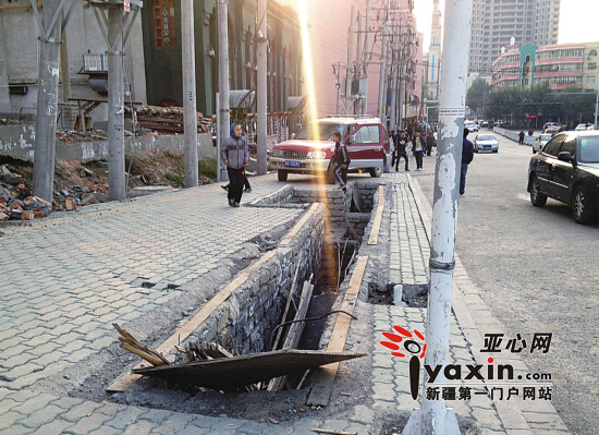 9月24日19时,乌鲁木齐市跃进街,几名孩子在坑洞附近玩耍