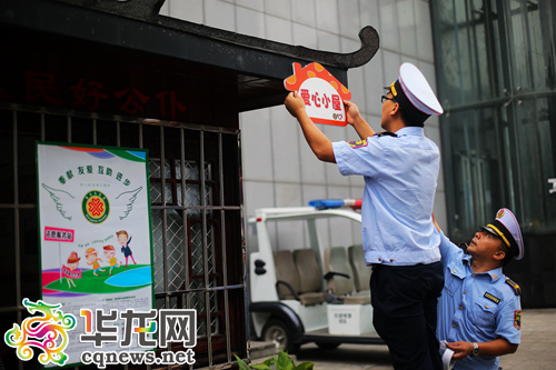 今（27）日北碚区在全区人口密集的街上挂牌成立了12座“爱心小屋”，为广大市民提供更多志愿服务。 首席记者 罗嘉 摄
