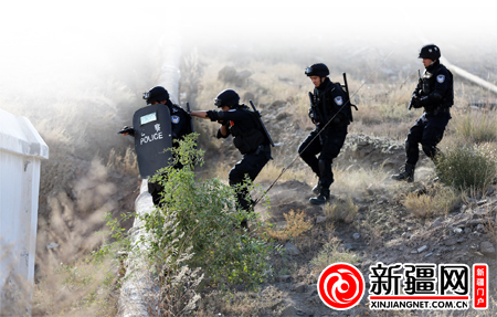 图为特警将“暴恐分子”成功抓获。