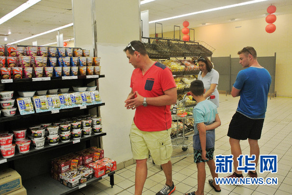 南非白人顾客在挑选商品。