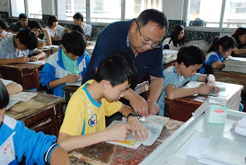 来凤中学教师张万富获评全国优秀教师|代课|