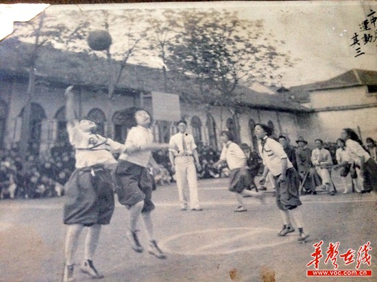 长沙市二中校运会的场景。