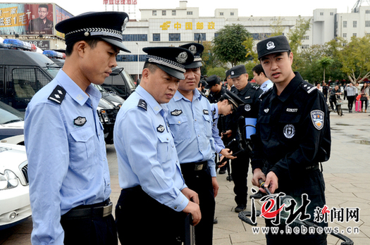 邢台公安局举行国庆节安保启动暨武装处突装备发放仪式