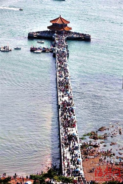 10月3日，青岛人流如织，栈桥变成人桥