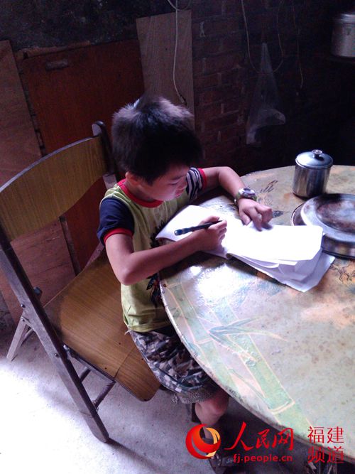 国庆节，2006年出生的张国庆在家中学习。