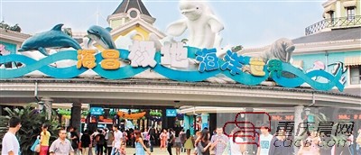 周边游的极地海洋世界同样人挤人。