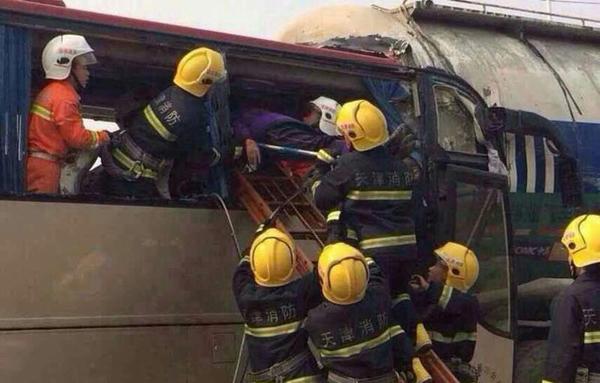 天津市公安局9日晚发布通告称，当天中午发生的688路公交车追尾一辆水泥罐车事故，目前已导致包括公交车司机在内的4人死亡，26人受伤，伤员已被送医救治。图片来源：天津广播官方微博