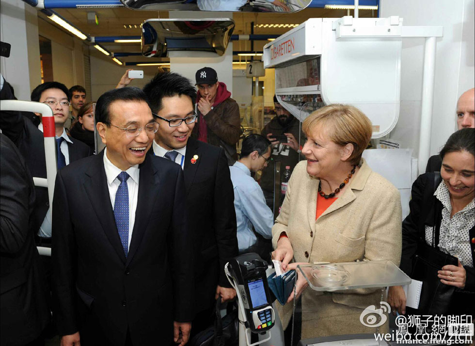 默克尔陪李克强柏林逛超市 默克尔付钱
