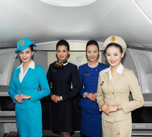 747-8首航乘务员身着国航历史制服进行展示