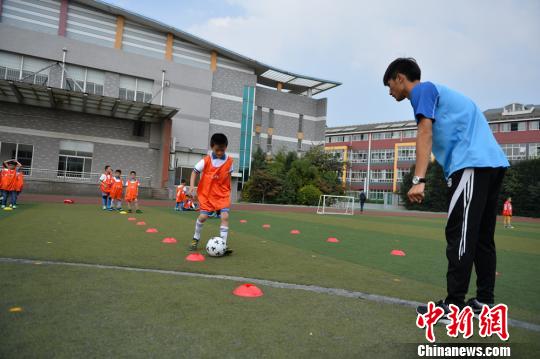 江阴试点 足球啦啦操 建百余支学生球队育人才