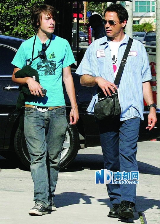 1.20岁的Indio是唐尼的大儿子,是他与前妻所生。7月,Indio曾因吸食可卡因当场被捕。对早已远离毒品的唐尼来说,如何让Indio戒毒,或许是更加迫在眉睫的问题。