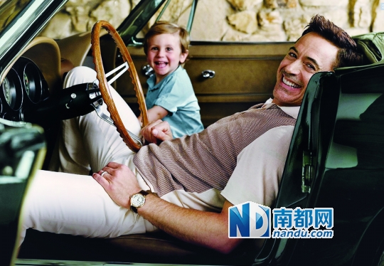 2-3.这次采访时,两岁的小儿子E xton和爸爸一同入镜,父子俩逗趣的互动是两人好感情的最好证明。明年,E xton将迎来小妹妹。