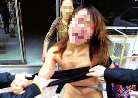 　　原图为全身照片，本报作裁剪处理。