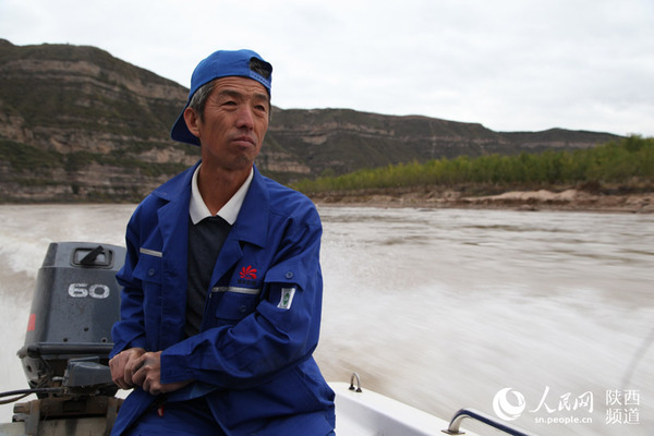黄河新时期“摆渡人”。往返于黄河岸边与定情岛(镶嵌于乾坤湾上的小洲)。高岗/摄