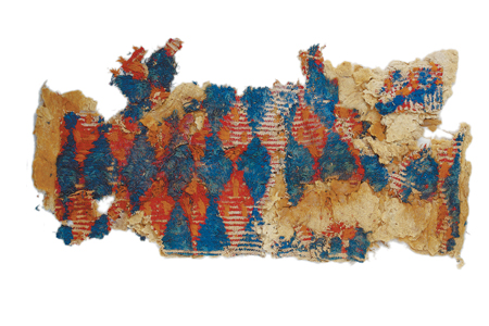 洋海古墓出土的红蓝菱格地毯残片