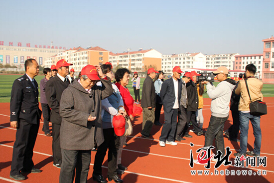 参观团走在用废旧橡胶做出的跑道上