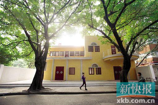 ■14日,去年6月被强拆的诗书路民国建筑复建工程已基本竣工,挂牌“金陵台”。    新快报记者 祝贺/摄