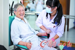 廣州一傢養老院,醫護人員和傢屬陪同老人做康復訓練。記者莫偉濃 攝