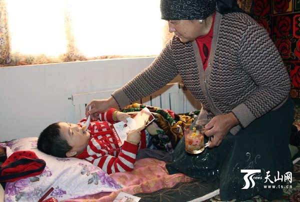 阿瓦提汗给女儿喂食