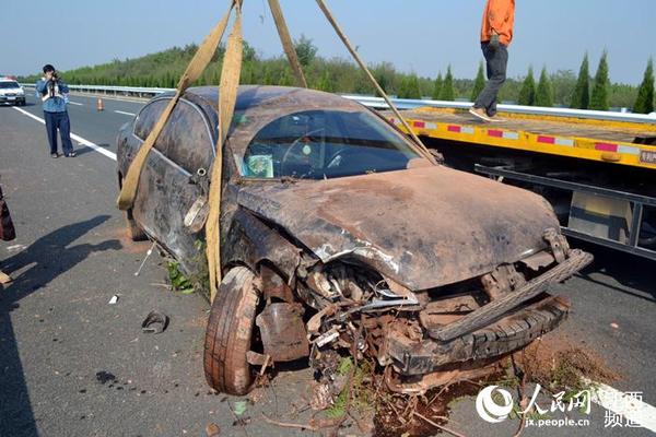 轿车使用“定速巡航”发生事故,冲上高速护坡侧翻。