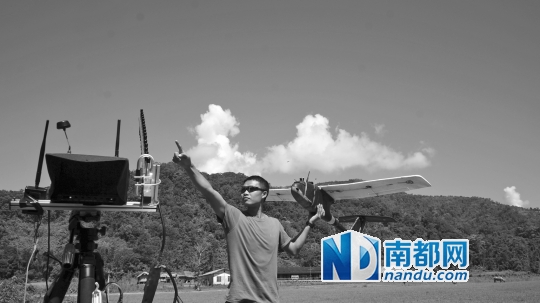 杨兴星携带的固定翼无人机,左方为图像传输及实时显示设备。
