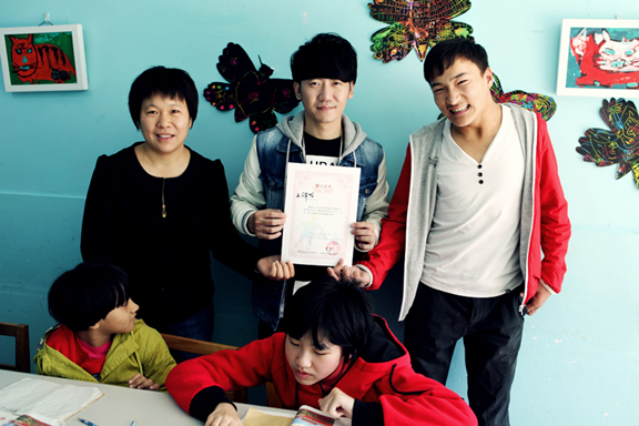 王绎龙为脑瘫儿童捐赠上百套新衣 献唱歌曲送