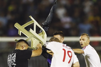 欧预赛爆发 球员球迷大殴斗