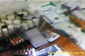 散落在出租房内的药品 都市时报实习记者 张昊哲