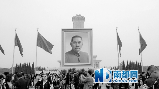 2014年10月4日，北京天安门广场的孙中山像。C FP图片