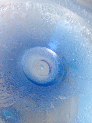 5、劣质的水桶打开后桶装水的口和用来封口的塑胶袋会比较粗糙。