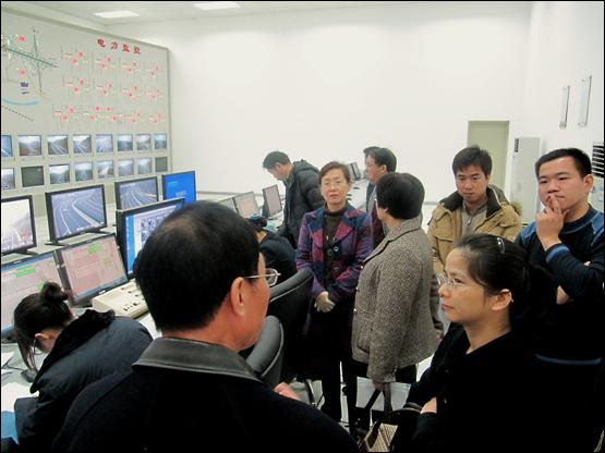 黄婉茹总经理在监控大厅听取监控情况汇报1