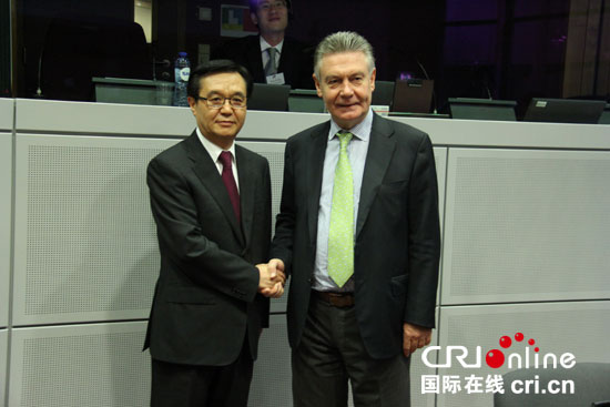 中国商务部长高虎城与欧盟委员会贸易委员德古赫特共同主持第28届中国—欧盟经贸混委会