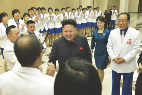 朝鲜最高领导人金正恩同夫人李雪主会见了仁川亚运会和近期世界锦标赛金牌得主。(图片来源：《劳动新闻》)