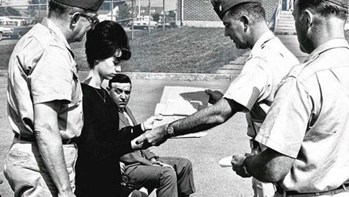 越战结束后，美军官员向麦格劳妻子转交紫心勋章