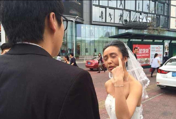 两人在大街上当众大吵。