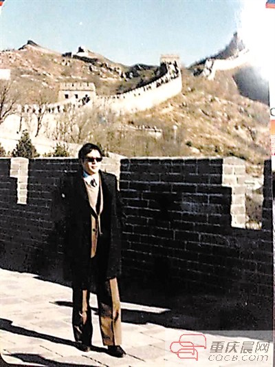 刘富强1986年到北京领取厂里获得的全国服装设计奖后游长城。刀片喇叭裤、雪花呢大衣、三件头西装和深茶色眼镜,是当时潮男的标配。刘富强 提供